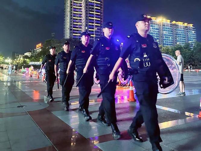 警灯闪烁 藏蓝流动!丘北警方开展夏夜治安巡查宣防第二次集中统一行动