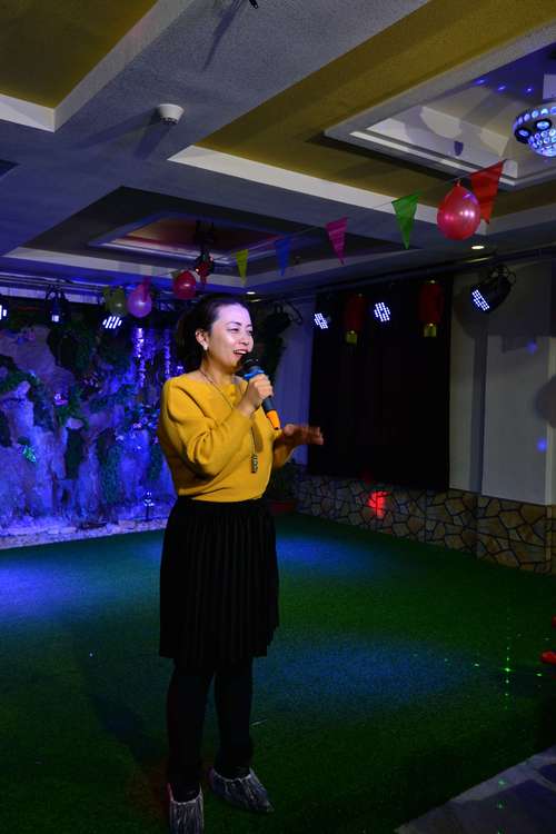(新春走基层)“90后”老年大学声乐老师走红 盼关注父母晚年生活