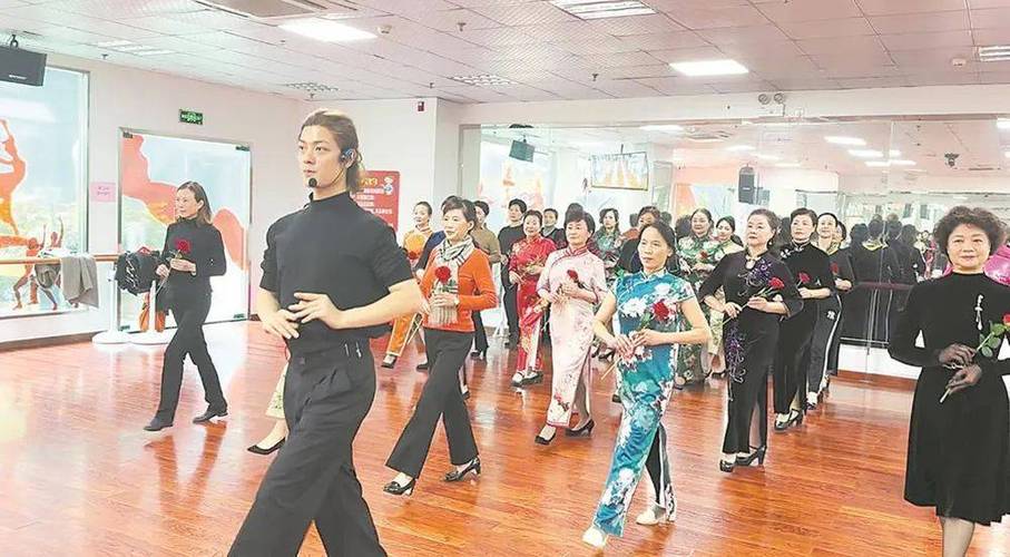 (神州写真)老年大学来了年轻人