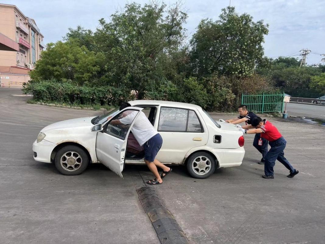 车行高速开到没油 驾驶员在应急车道推车