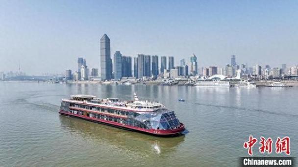深入推动长江经济带建设 “川—鄂—沪”长江班轮首航