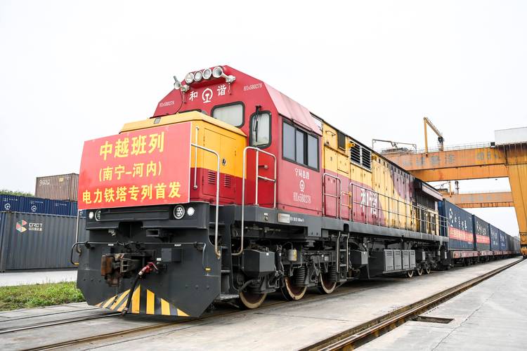 首发!170名越南籍游客乘“中越友谊号”专列赴滇