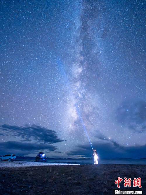 西藏拉萨:纳木错湖畔游客体验篝火锅庄及探秘星空活动