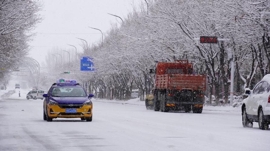 受降雪及路面结冰影响 新疆3个路段封闭