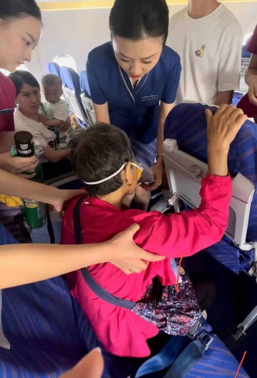 旅客突发晕厥抽搐 南航乘务组快速处置转危为安