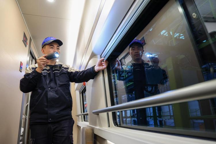 (新春走基层)哈铁货物列车“4S店”科技感满满