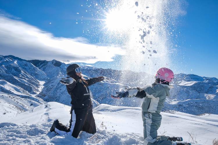 追着雪花看新疆丨走进新源那拉提国际滑雪场