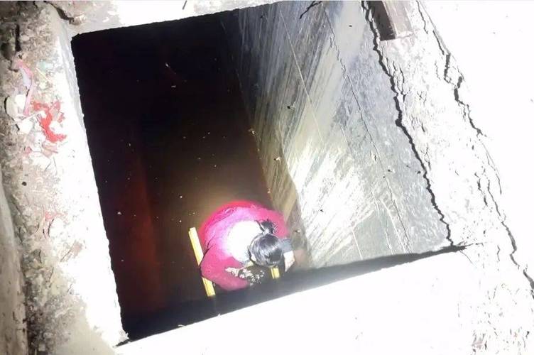 澄迈一女子不慎掉入六米深坑 救援画面曝光