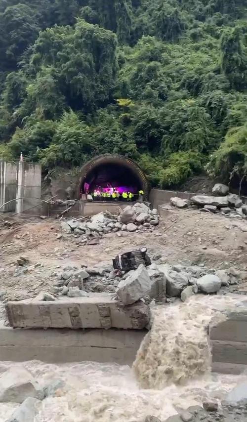 重庆开州区省道S502满月至雪宝山段发生塌方 交通中断