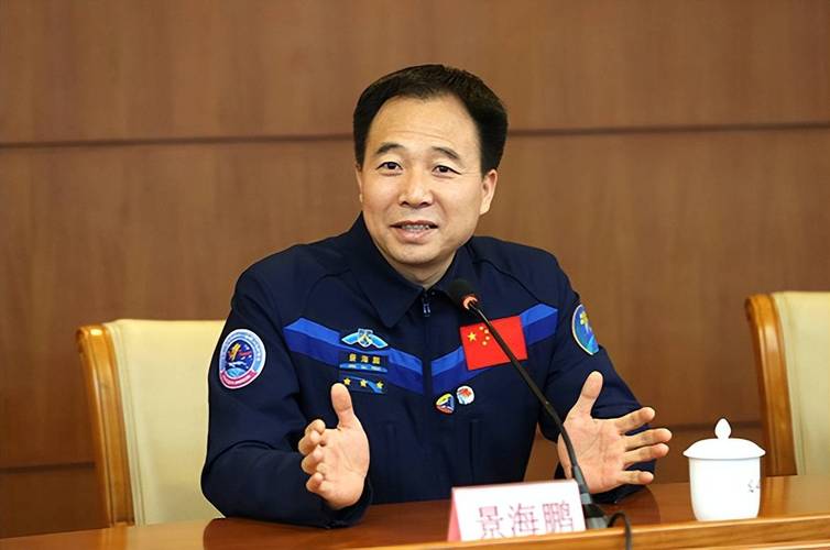 航天员景海鹏谈太空出差中三次“热泪盈眶”