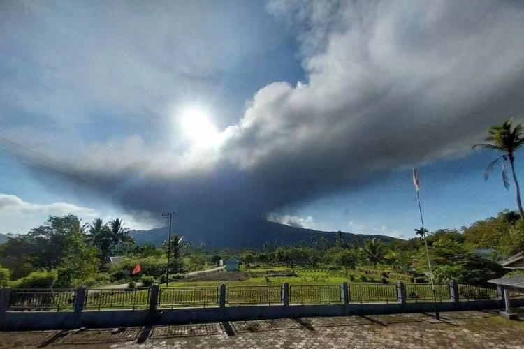 印尼勒沃托比火山连续发生喷发