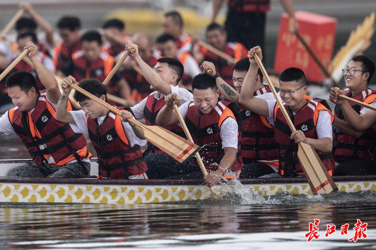 赛龙舟、包粽子、打腰鼓……各地端午氛围拉满