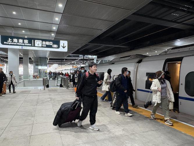 (新春走基层)春运期间 上海机场单日客流量首次突破40万人次