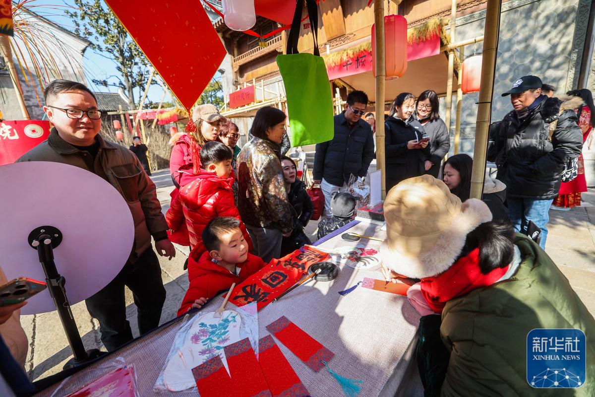(新春走基层)江南水乡碰撞异域风情 浙江民众逛展领略“文化年”
