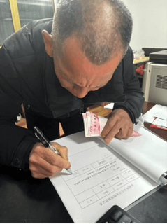 点赞!出租车司机捡拾钱包 交通执法人员助力归还失主