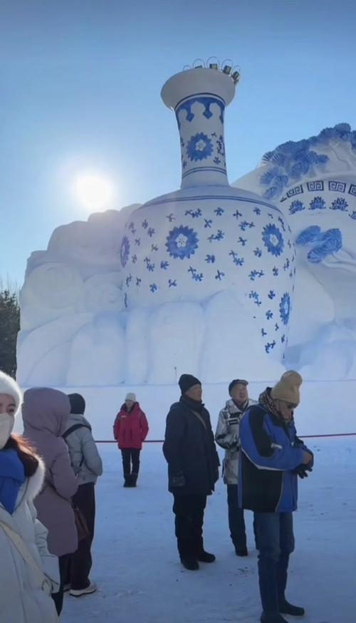 青花瓷雪雕、“雪墨画”……又是被尔滨雪雕“硬控”的一天