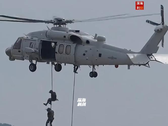 海军直升机进行中国航展首次适应性训练
