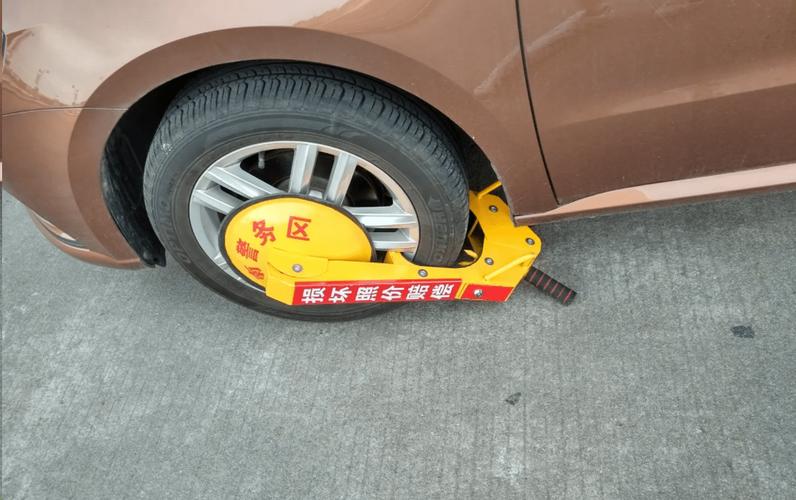 认为路边车没人要 请人开锁据为己有
