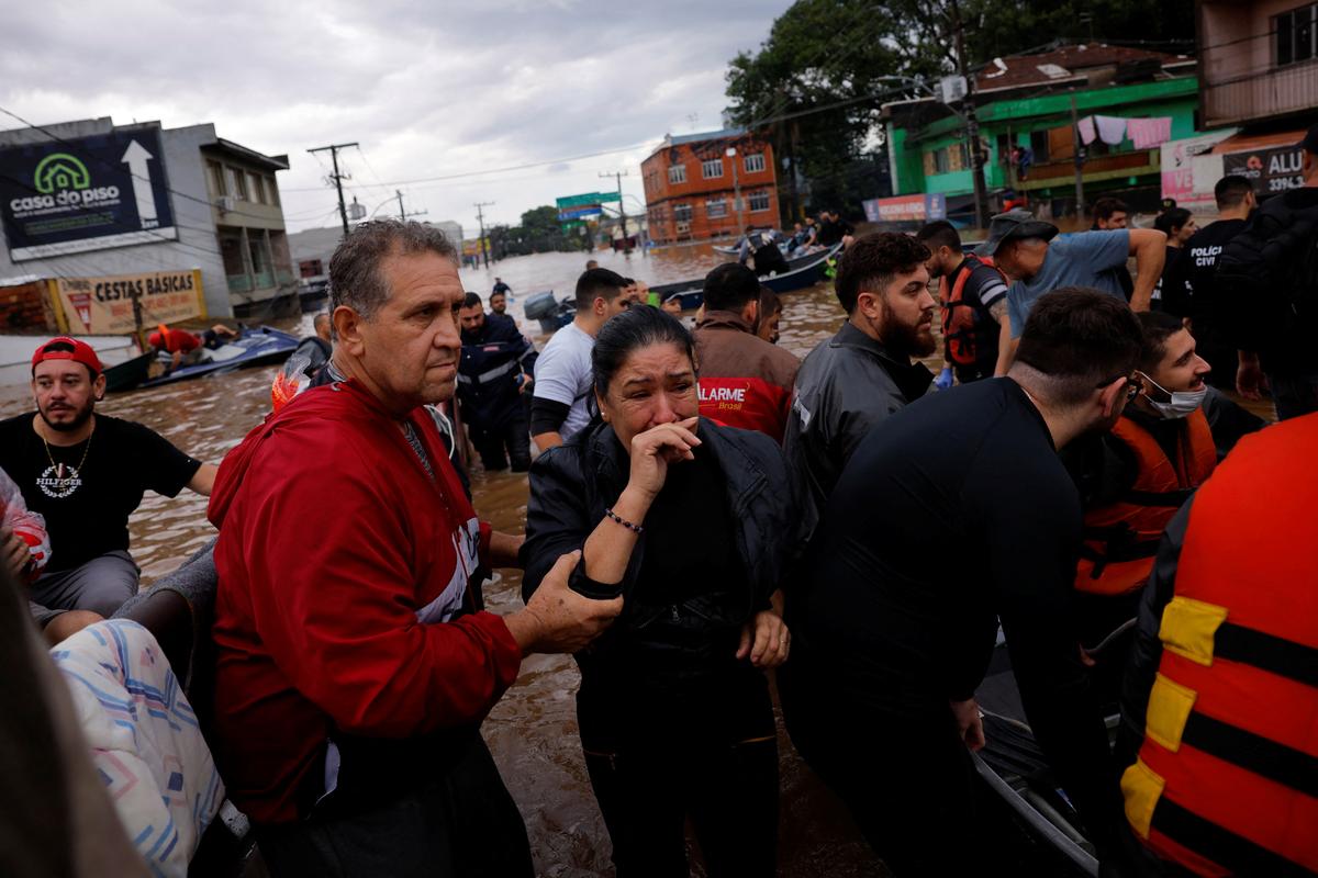 美国新墨西哥州暴雨引发洪水至少2人死亡