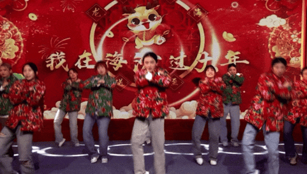 跳《相亲相爱》提前拜年!科目三后又一舞蹈火了?
