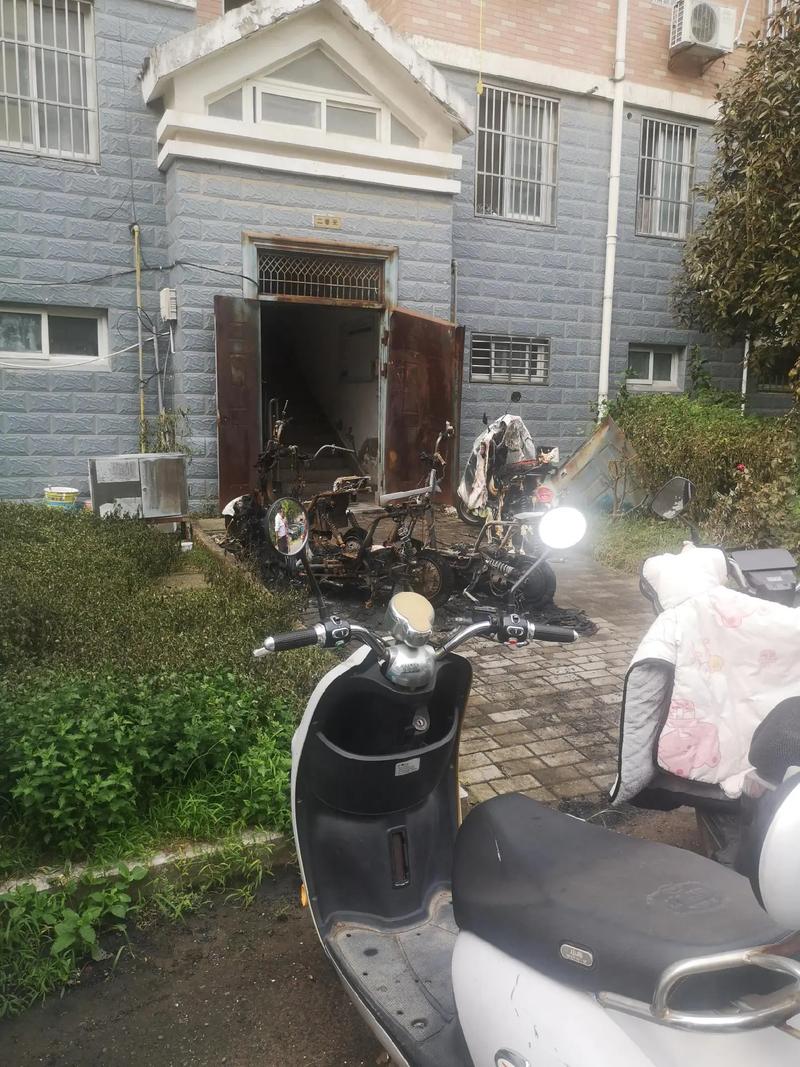 深夜突发！充电桩处电动车爆燃起火，事发合肥一小区