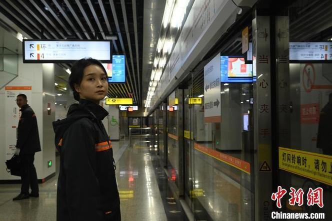 (新春走基层)“00后”轨道运营人员的春节:“别人过节,我们过关”
