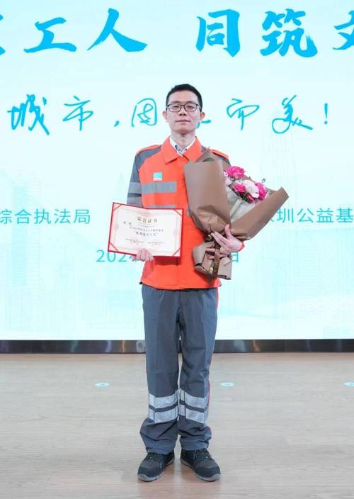 辽宁大连举办环卫工人日活动 表彰致敬“感动大连十大环卫工人”